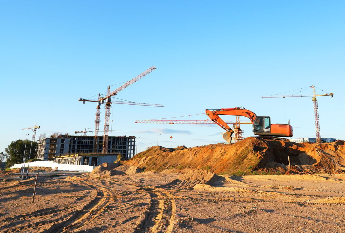 Obra residencial de casa habitación en construcción, estructura y grúa, sobre la que aplica el IVA exento en servicios parciales