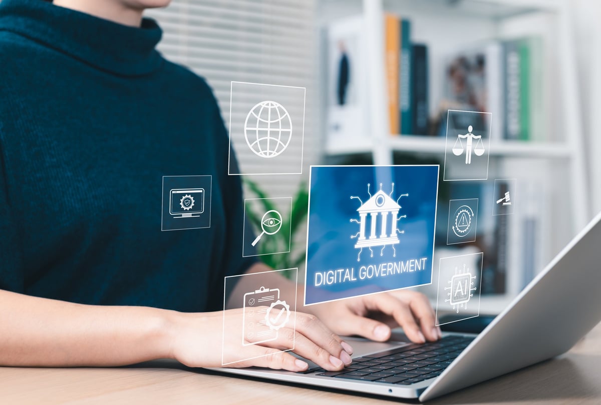 Digitalización de trámites gubernamentales con computadora portátil y conceptos de gobierno electrónico
