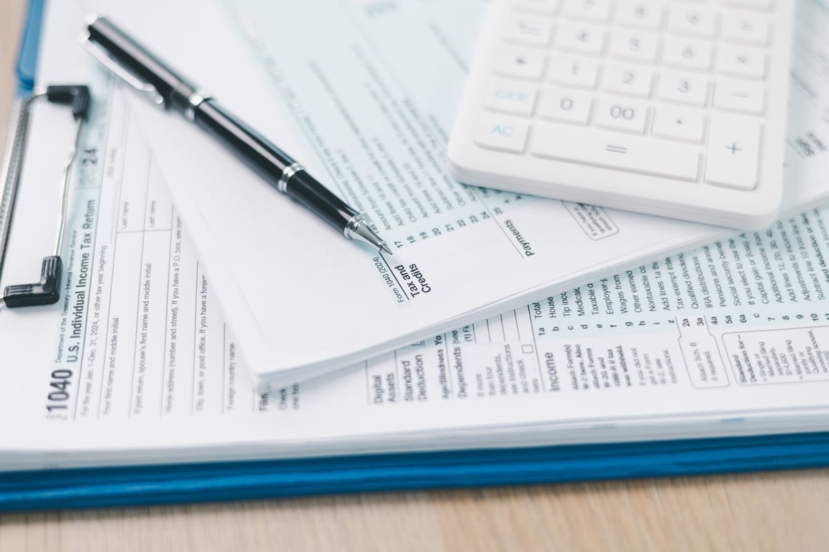 Documentos fiscales y calculadora sobre el escritorio del despacho contable